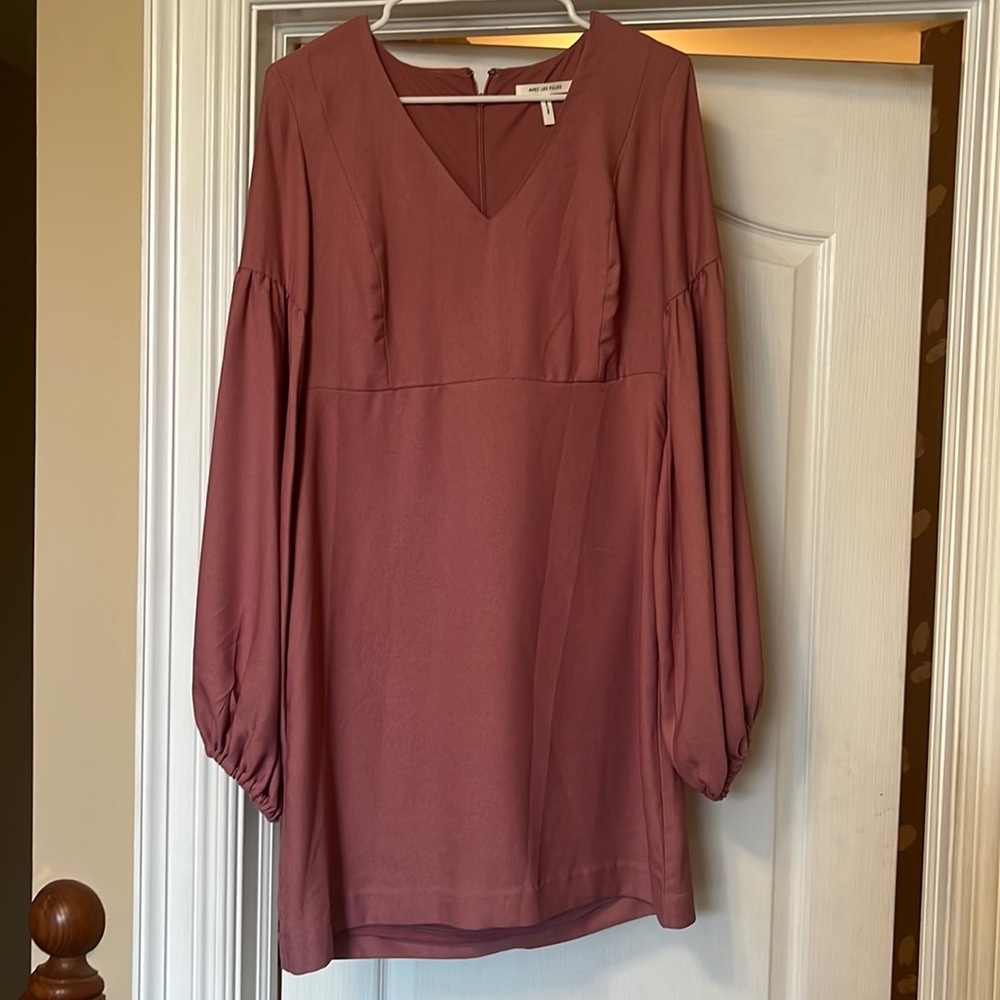 Pink dress with flowy sleeves - perfect for any occasion!